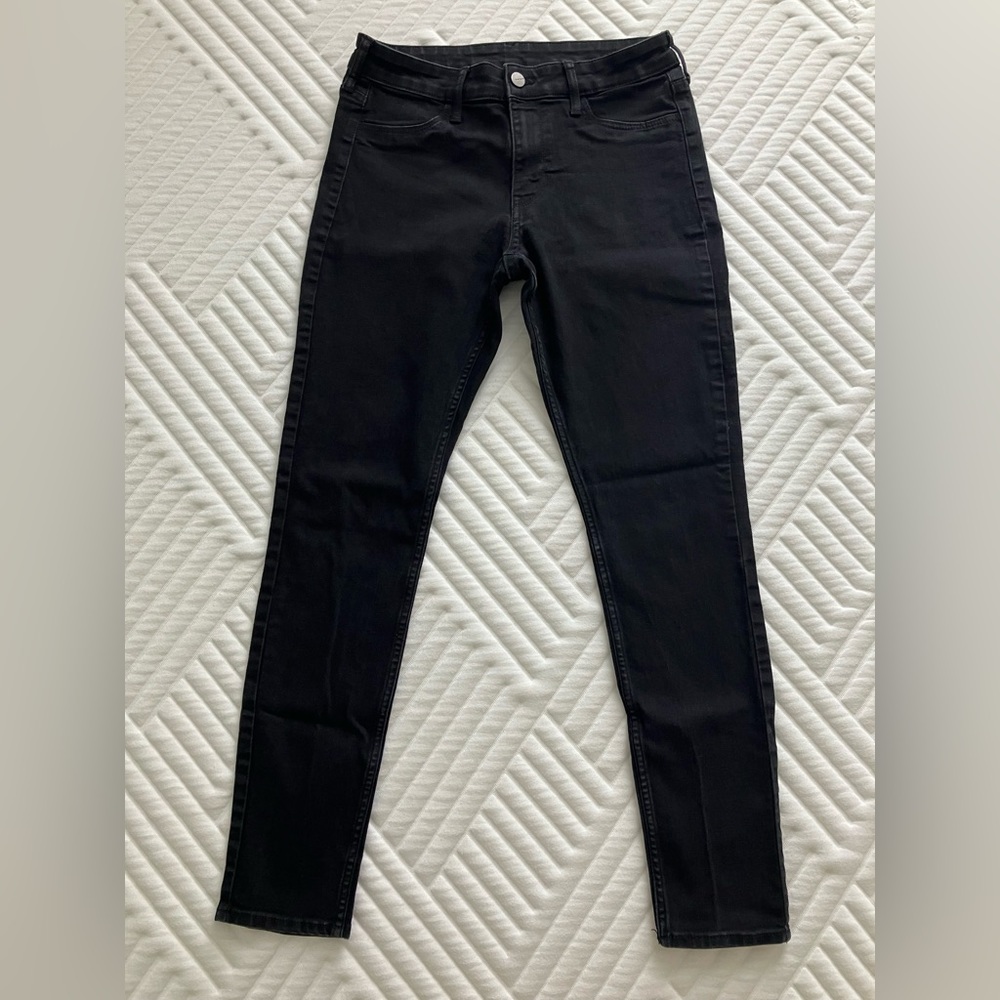H&M black denim skinny jeans size 6 but fits like a 4